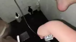 إباحية هواة صريحة: استمناء في الدش من أجل كس مراهقة ضيق