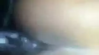 فتاة سمراء مغرية تتعرض لتفحيط مهبلها الضيق بعنف في مشهد إباحي مثير