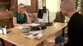 السيدة الشقراء هي ممارسة الجنس الحر المكثف بواسطة كاميرا الويب الخاصة بها واللعنة الخلفية