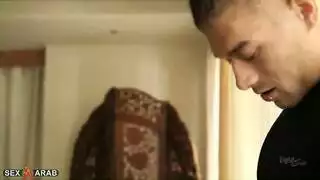 أم مثيرة تستدرج قضيب ابنها إلى مهبلها